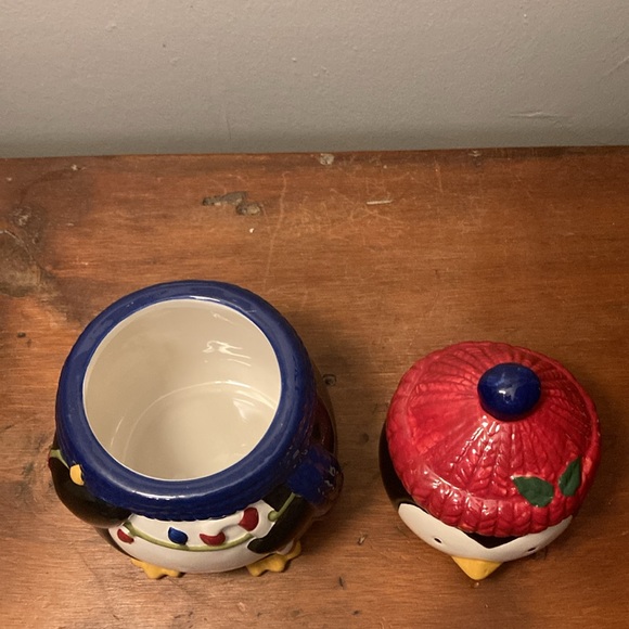NWT- Adorable Hand Painted Holiday Penguin Ceramic Cookie Jar Decoration - Picture 16 of 17